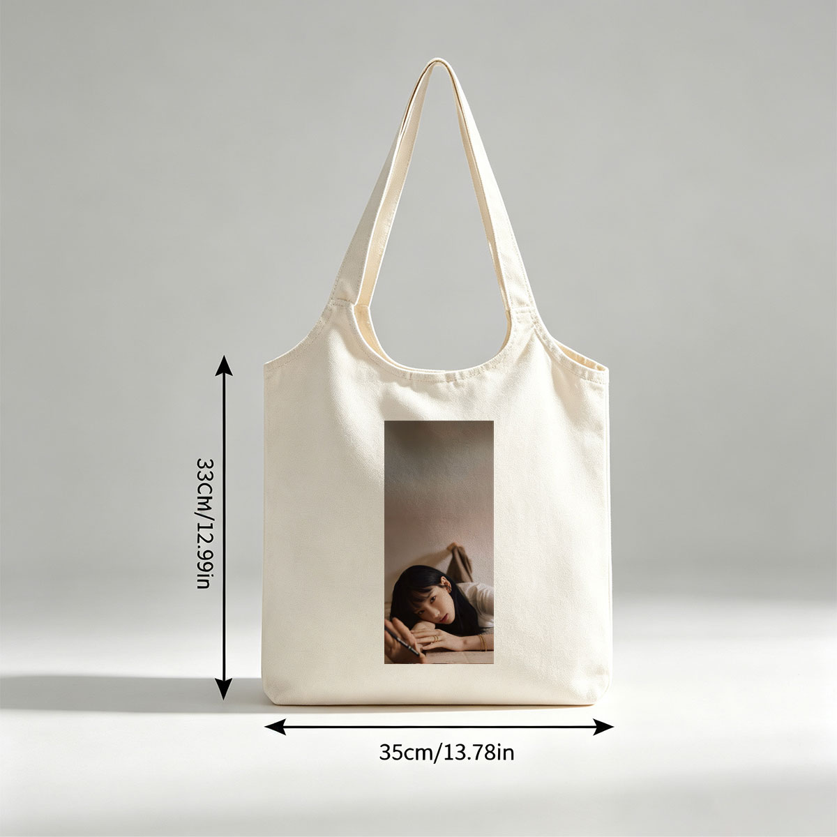 Kim Min-ji Lying on Floor Holding Pen in Soft Lighting Portrait - Canvas shoulder bags/