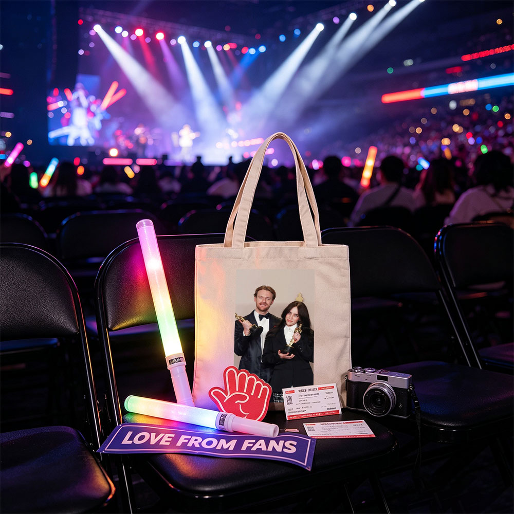 Billie Eilish and Finneas O'Connell at Oscars 2022 Holding Golden Statuettes - Canvas tote bags