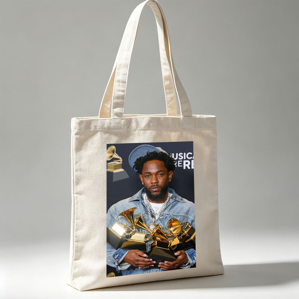 Kendrick Lamar at the Grammy Awards Holding Multiple Trophies - Canvas tote bags