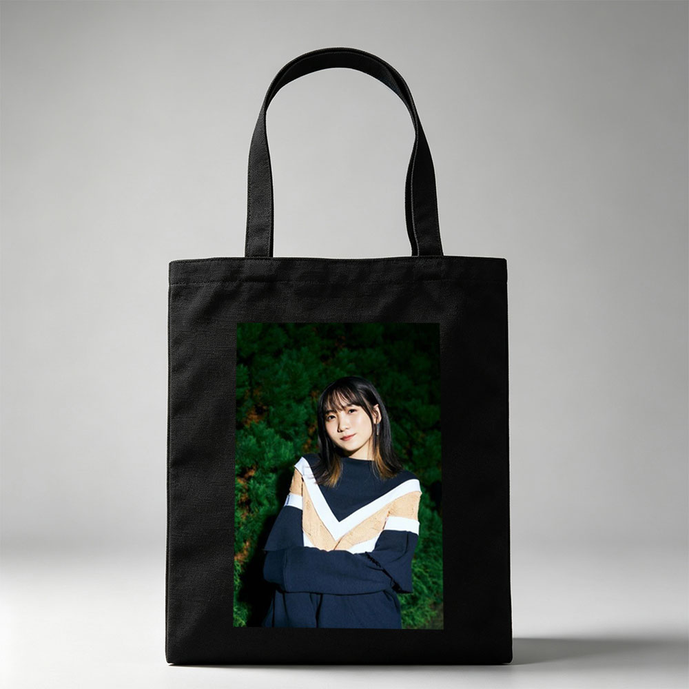 Yui Aragaki in a Stylish Outdoor Portrait with Arms Crossed Against Greenery Background - Canvas tote bags