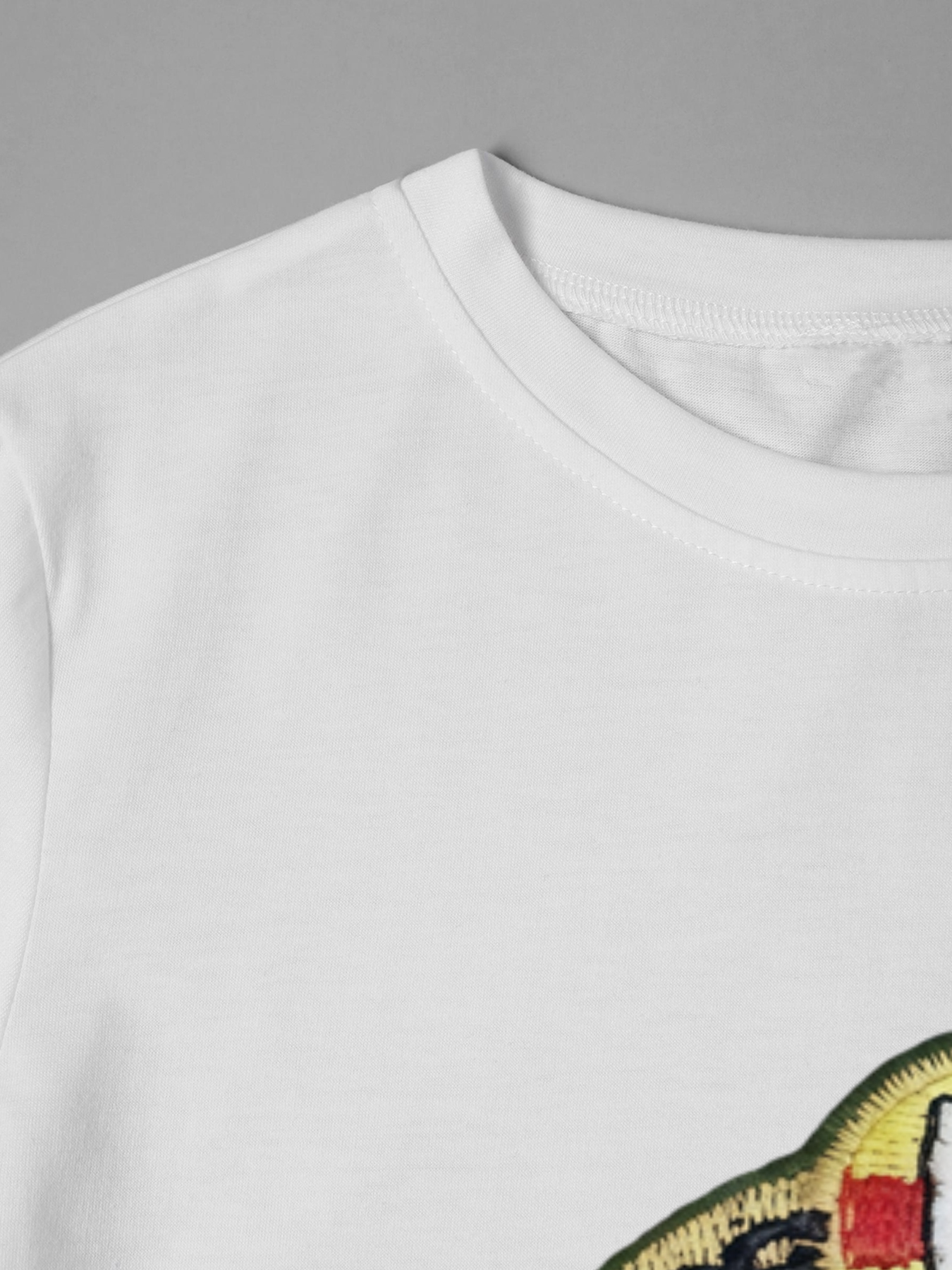 Men's Printed T-Shirt with Ireland Crest and Eire Text Design Casual Round Neck Lightweight Breathable Summer Short Sleeve T-Shirt for Irish Heritage Lovers and Cultural Enthusiasts