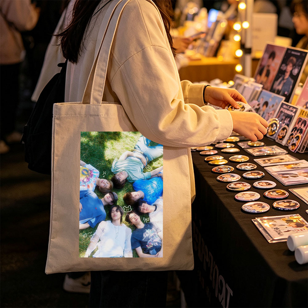ENHYPEN Lying on Grass in a Circle with Playful Expressions and Cute Emojis - Canvas tote bags