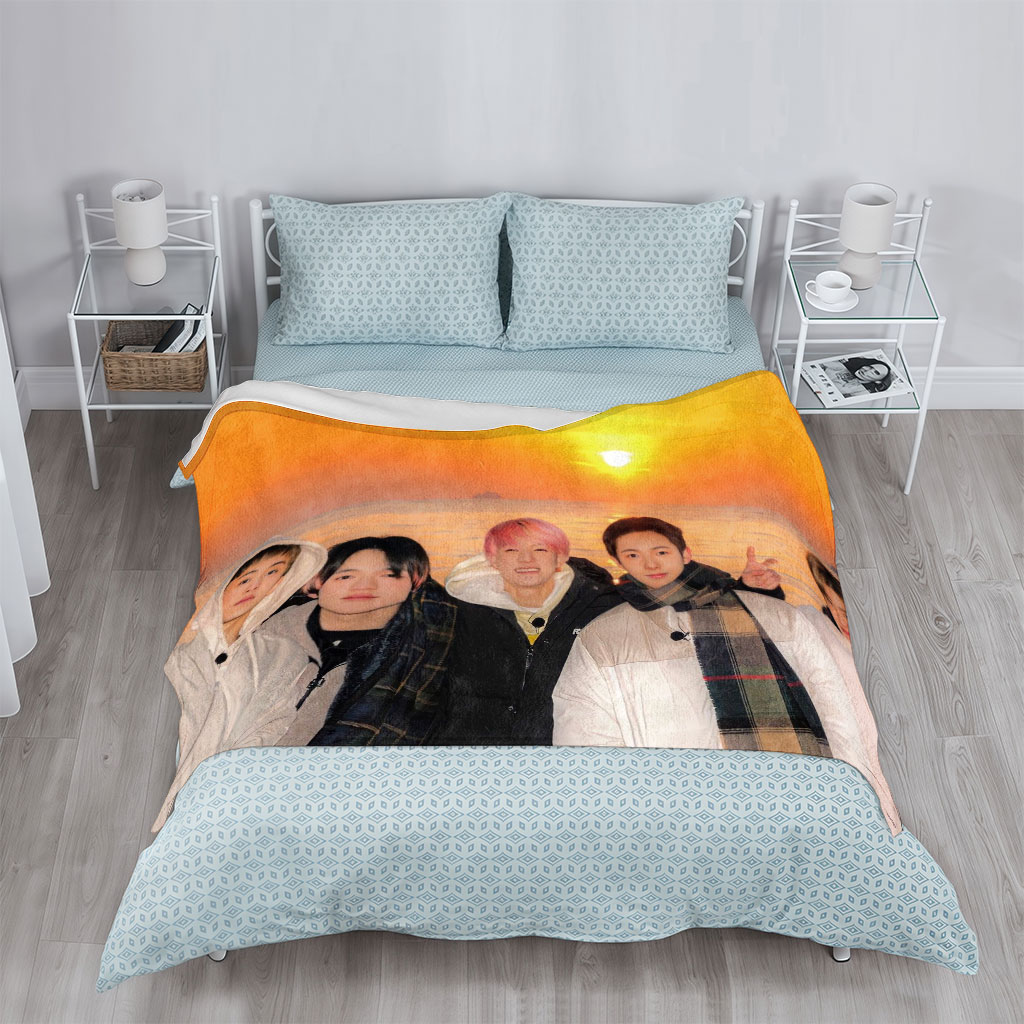 Stray Kids Sunset Beach Group Photo - Blankets