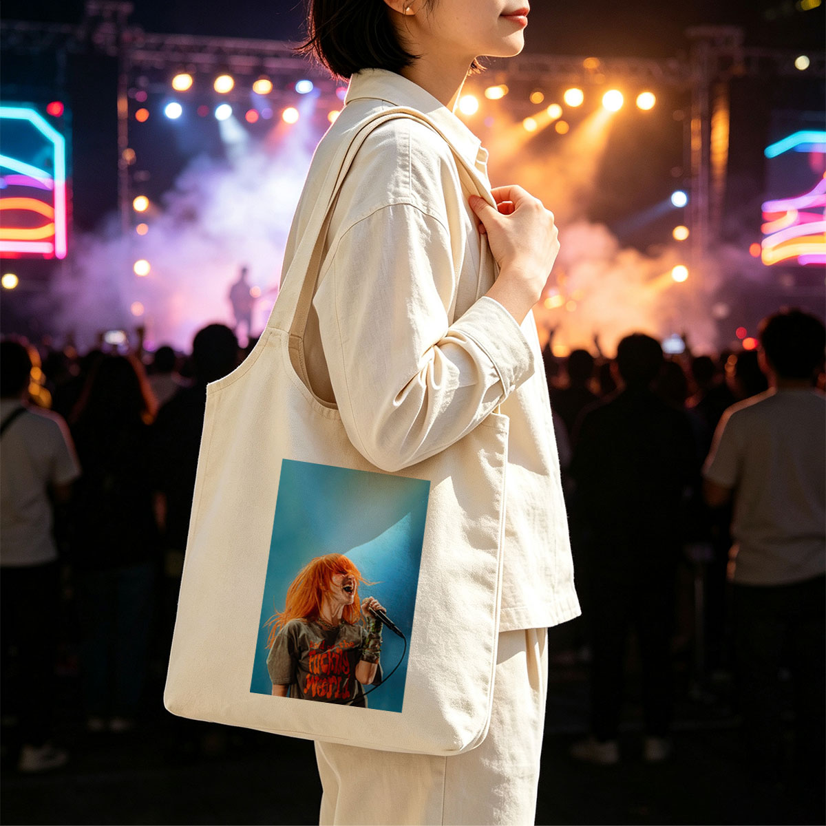 Paramore's Hayley Williams on Stage Singing with Passionate Energy - Canvas shoulder bags/