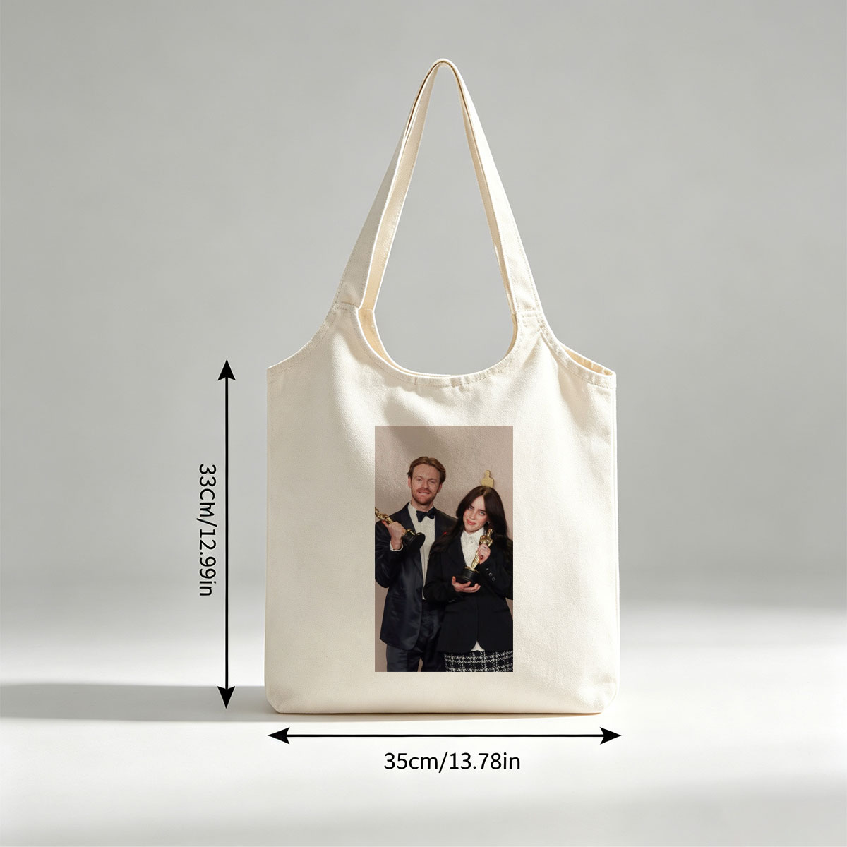 Billie Eilish and Finneas O'Connell at Oscars 2022 Holding Golden Statuettes - Canvas shoulder bags/
