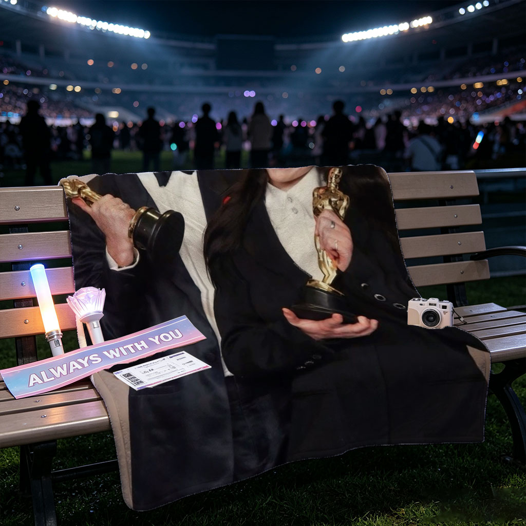Billie Eilish and Finneas O'Connell at Oscars 2022 Holding Golden Statuettes - Blankets