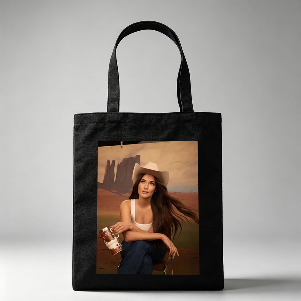 Jennifer Lopez in Cowboy Hat Holding a Mug Against Desert Backdrop - Canvas tote bags
