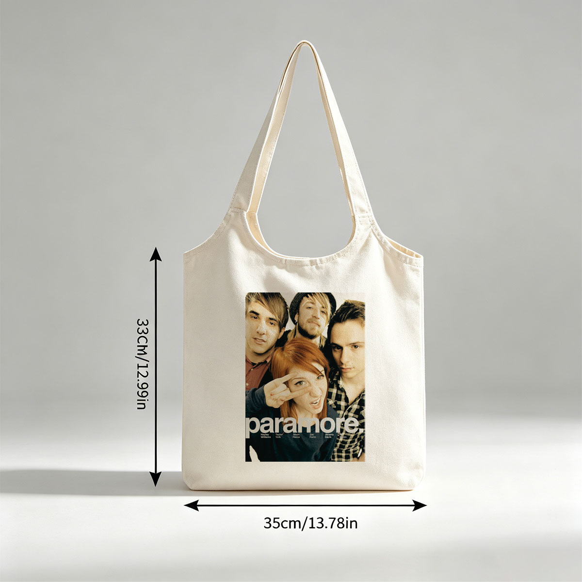 Paramore Band Members in Close-Up Group Photo with Hayley Williams Making a Peace Sign - Canvas shoulder bags/
