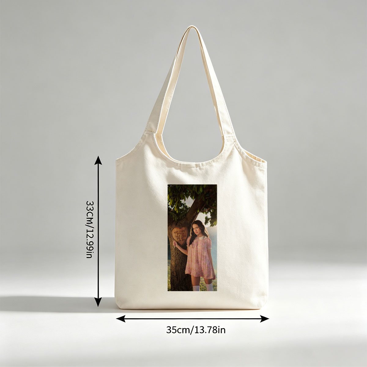 Olivia Rodrigo in a Romantic Outdoor Scene Wearing a Pink Floral Dress Leaning Against a Tree with a Heart Carved Message - Canvas shoulder bags/