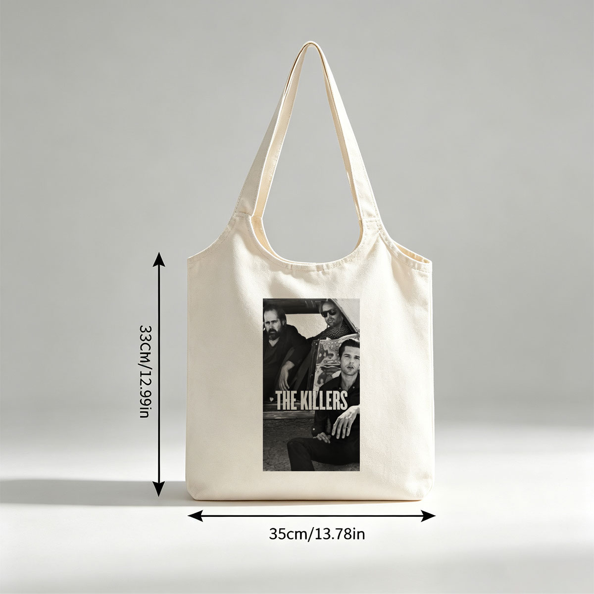 The Killers Band Members in a Vintage Car Black and White Photo - Canvas shoulder bags/