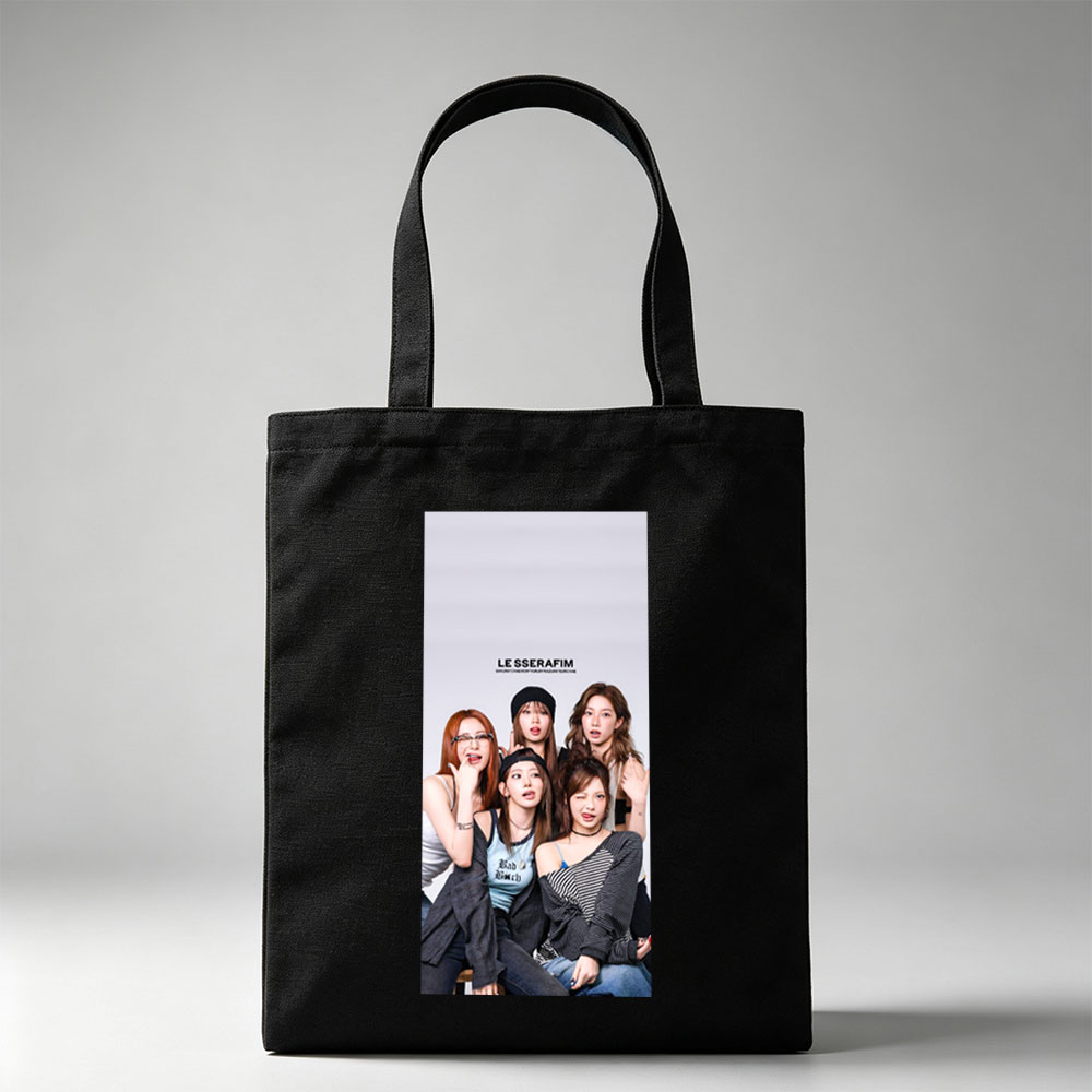 LE SSERAFIM Group Photo with Members in Casual Outfits and Playful Poses - Canvas tote bags