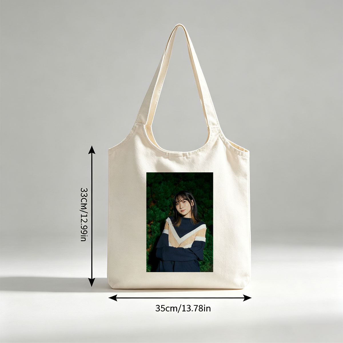 Yui Aragaki in a Stylish Outdoor Portrait with Arms Crossed Against Greenery Background - Canvas shoulder bags/