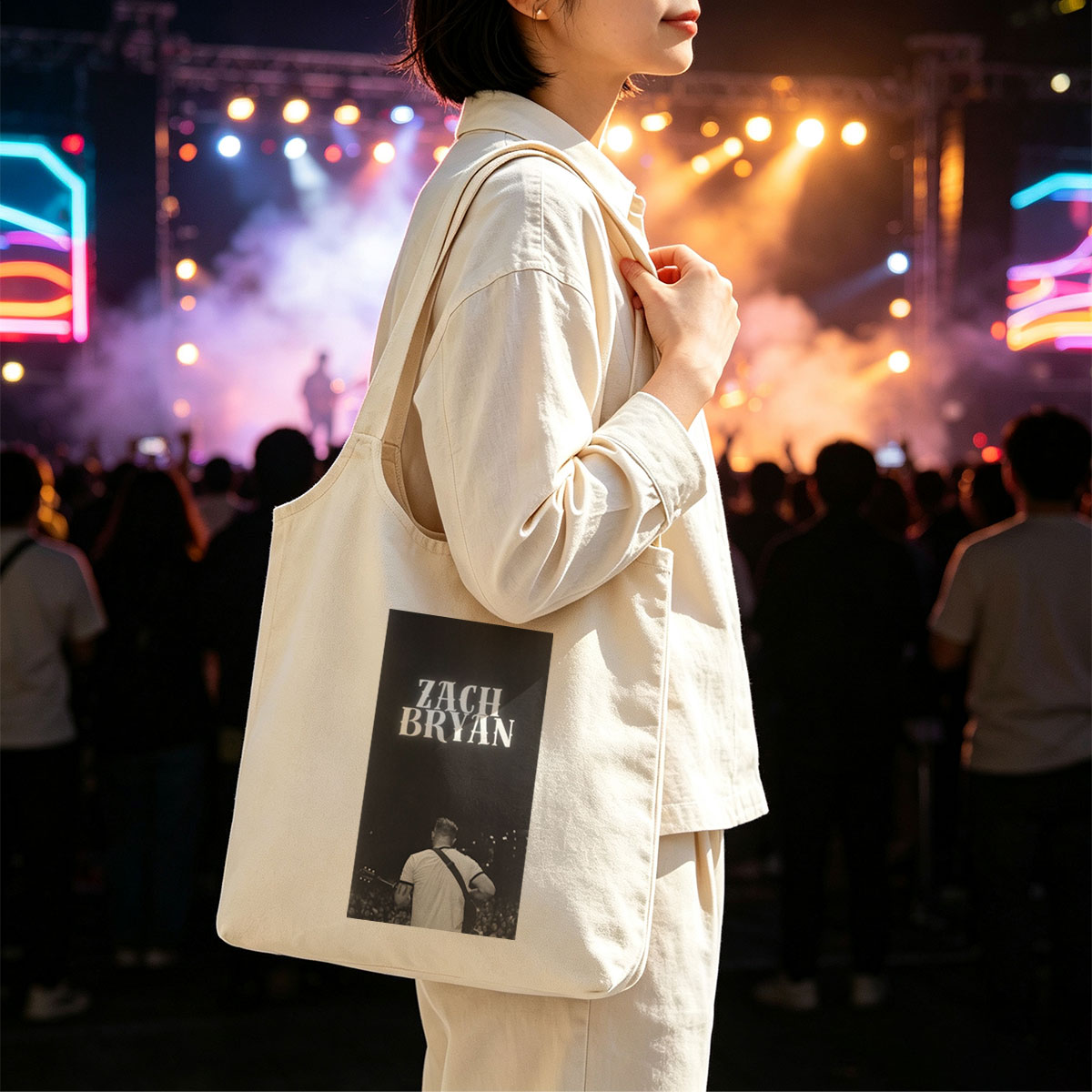 Zach Bryan Live Performance on Stage with Guitar and Crowd in Black and White - Canvas shoulder bags/