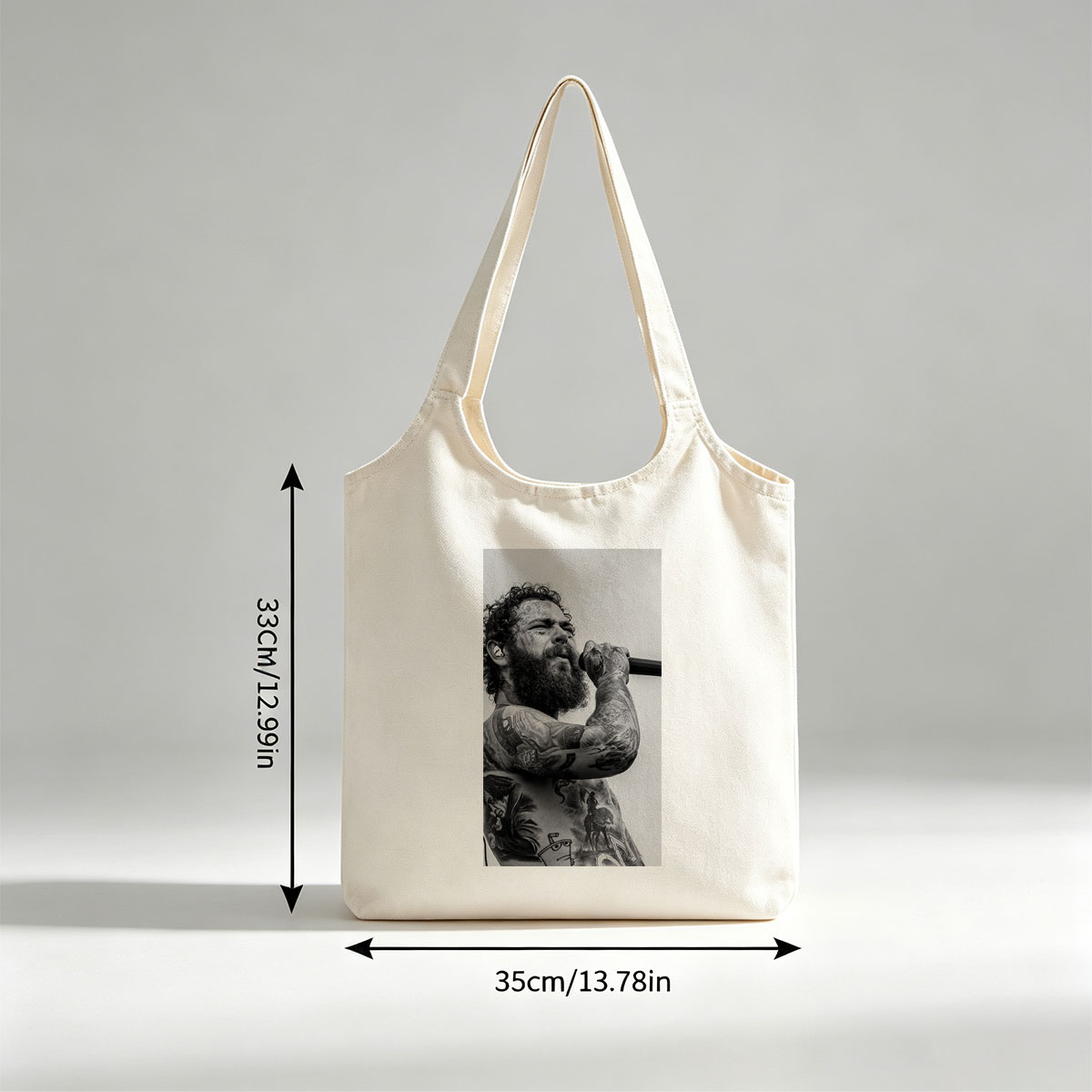 Post Malone Performing on Stage with Tattooed Arms and Beard in Black and White Photo - Canvas shoulder bags/