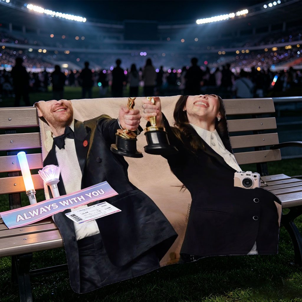 Emma Stone and Damien Chazelle Holding Oscars at the Academy Awards Ceremony - Blankets