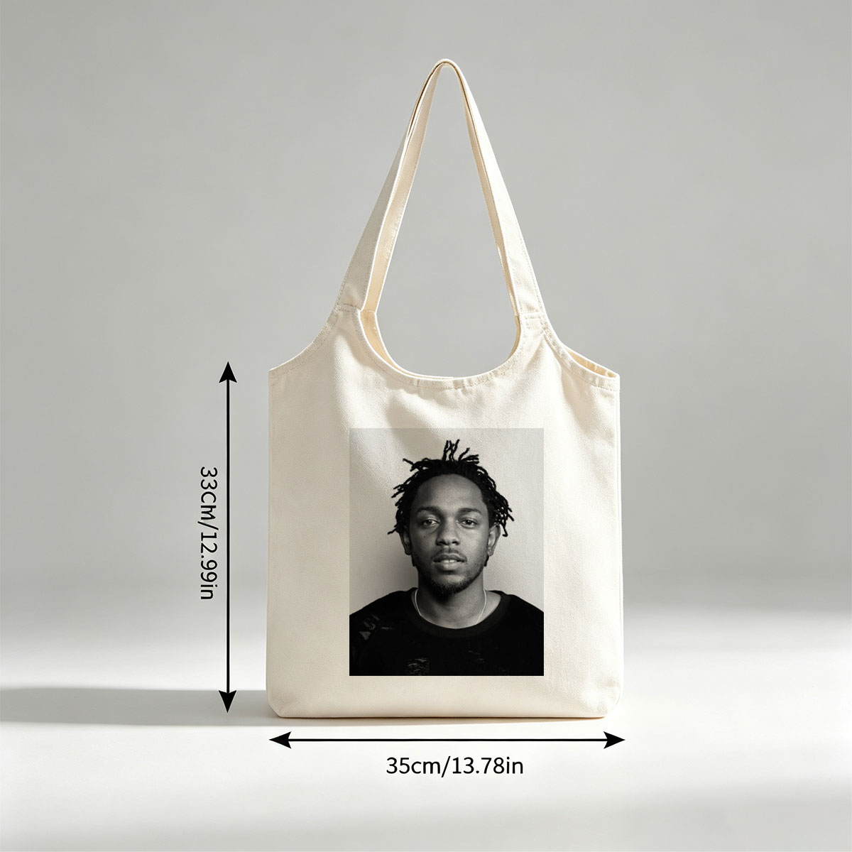 Kendrick Lamar Portrait in Black and White with Dreads and Neutral Expression - Canvas shoulder bags/