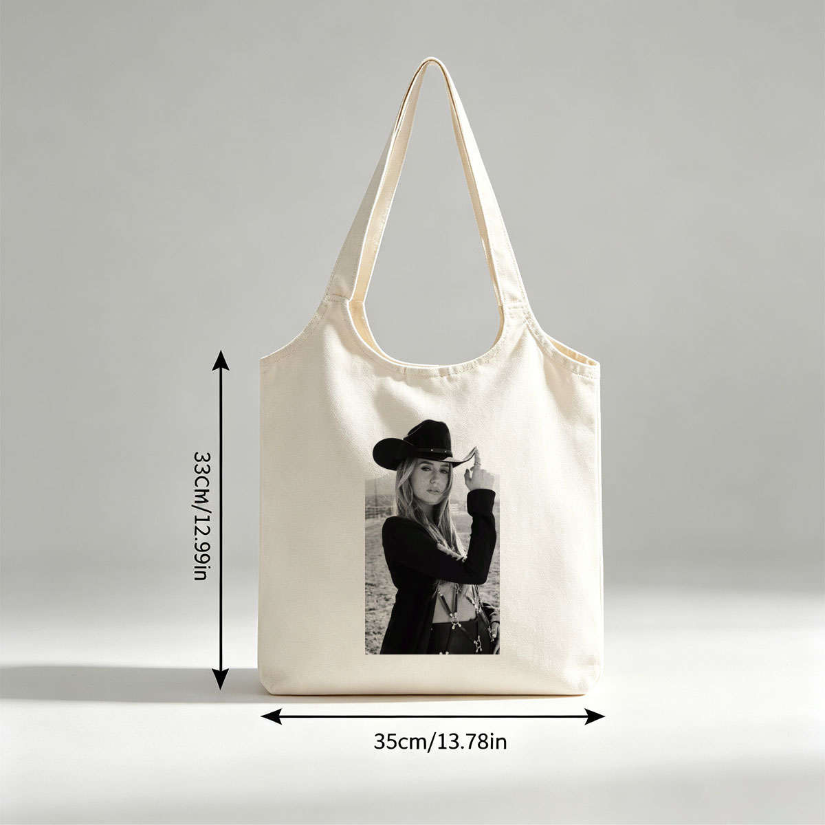 Maren Morris in Cowboy Hat Outdoors Black and White Portrait - Canvas shoulder bags/