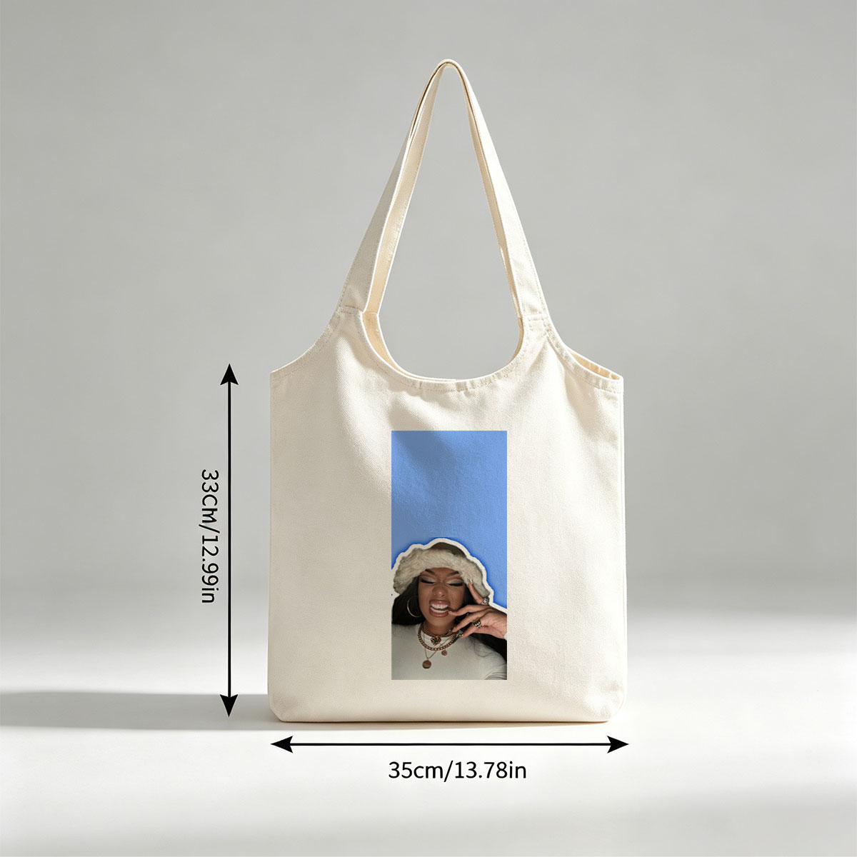 Doja Cat in Festive Mood Wearing Fur Hat and Gold Jewelry Against Blue Background - Canvas shoulder bags/