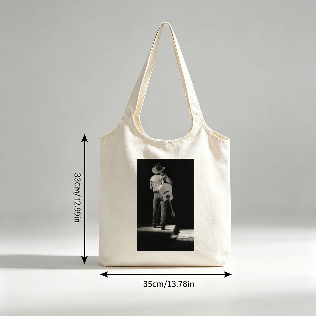 Willie Nelson on Stage with Acoustic Guitar in Black and White Portrait - Canvas shoulder bags/
