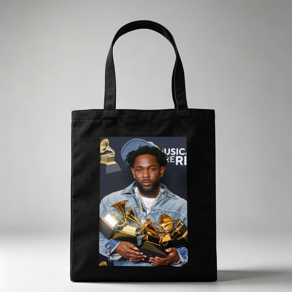 Kendrick Lamar at the Grammy Awards Holding Multiple Trophies - Canvas tote bags