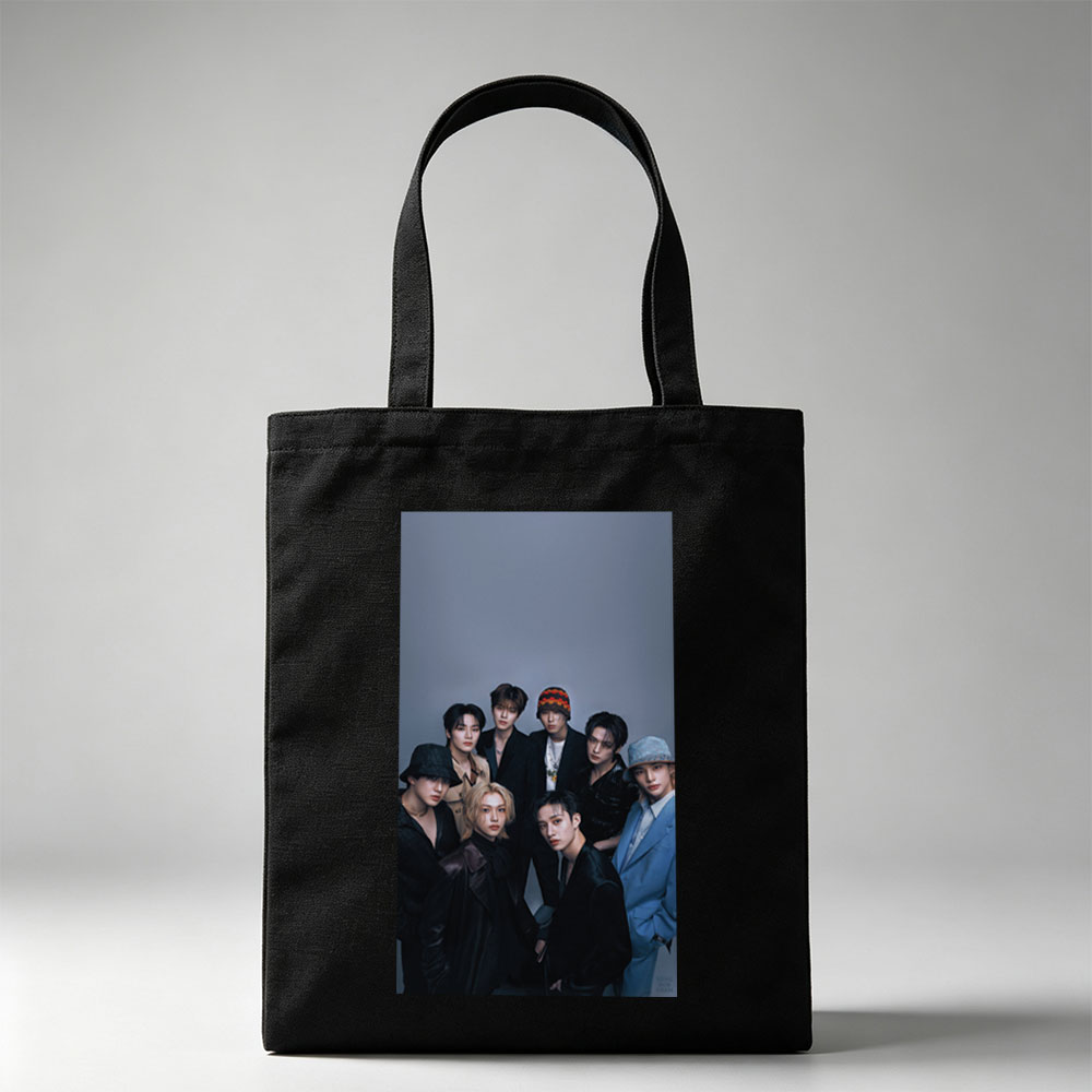 Stray Kids Group Photo - Seven Members in Stylish Outfits Against a Gray Background - Canvas tote bags