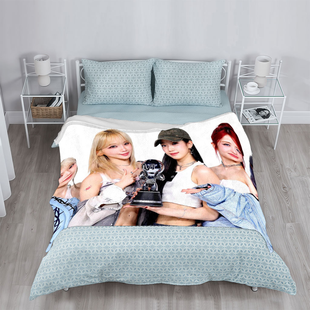 LE SSERAFIM Group Photo - Five Members Posing in Stylish Outfits with Dynamic Expressions and Accessories - Blankets