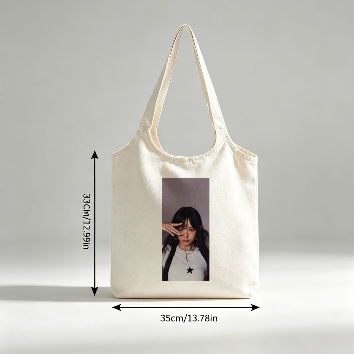 Hanni of NewJeans in a Stylish Pose with Star-Printed White Top and Elegant Jewelry - Canvas shoulder bags/