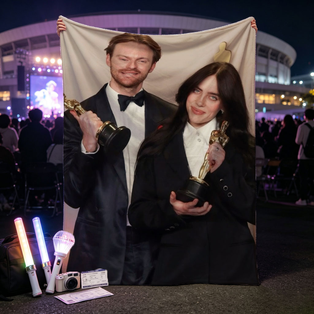 Billie Eilish and Finneas O'Connell at Oscars 2022 Holding Golden Statuettes - Blankets