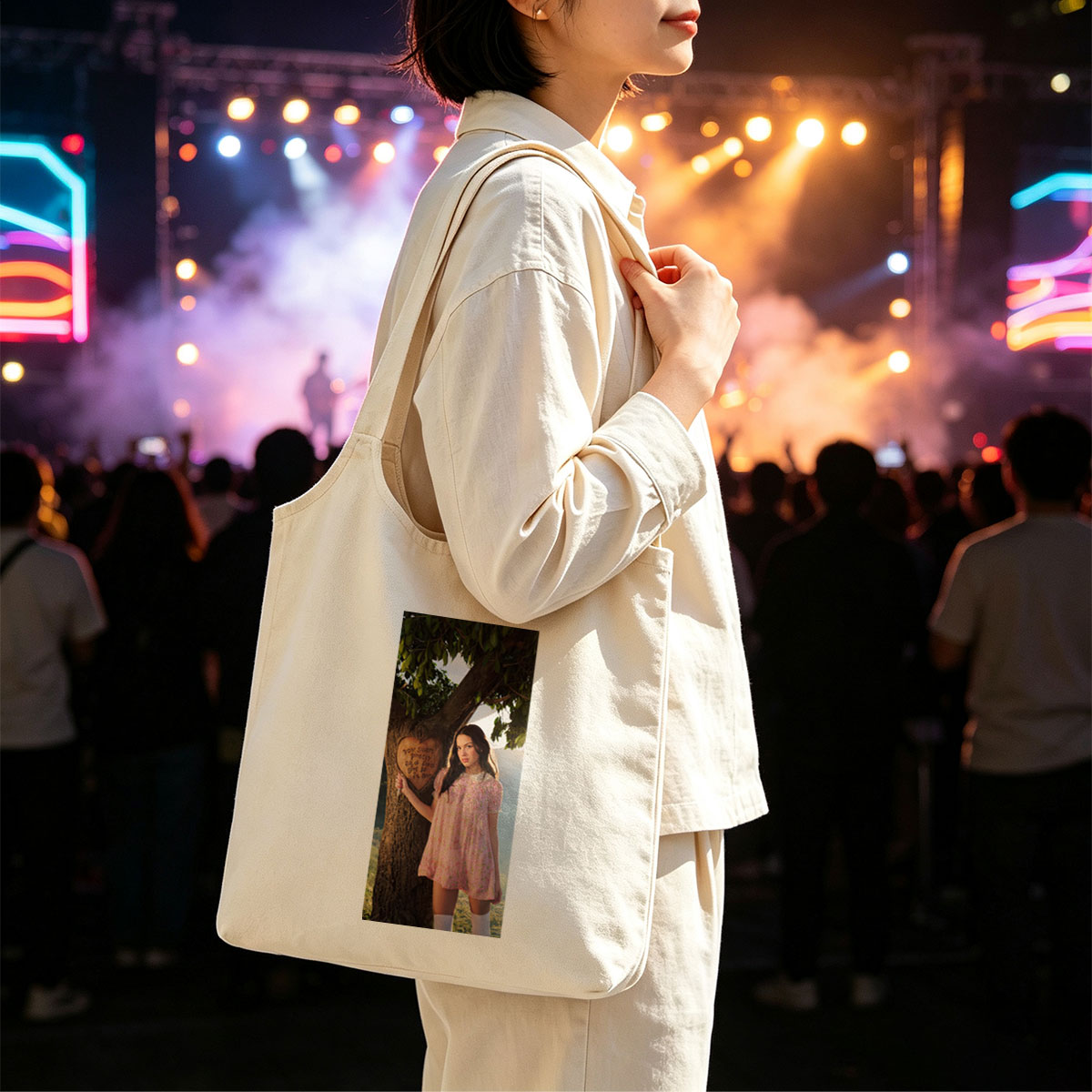 Olivia Rodrigo in a Romantic Outdoor Scene Wearing a Pink Floral Dress Leaning Against a Tree with a Heart Carved Message - Canvas shoulder bags/