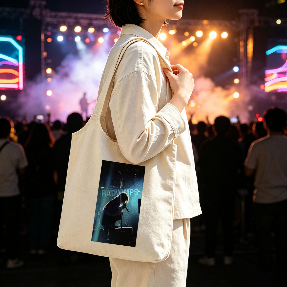 RADWIMPS Live Performance - Singer on Stage with Microphone and Dramatic Lighting - Canvas shoulder bags/