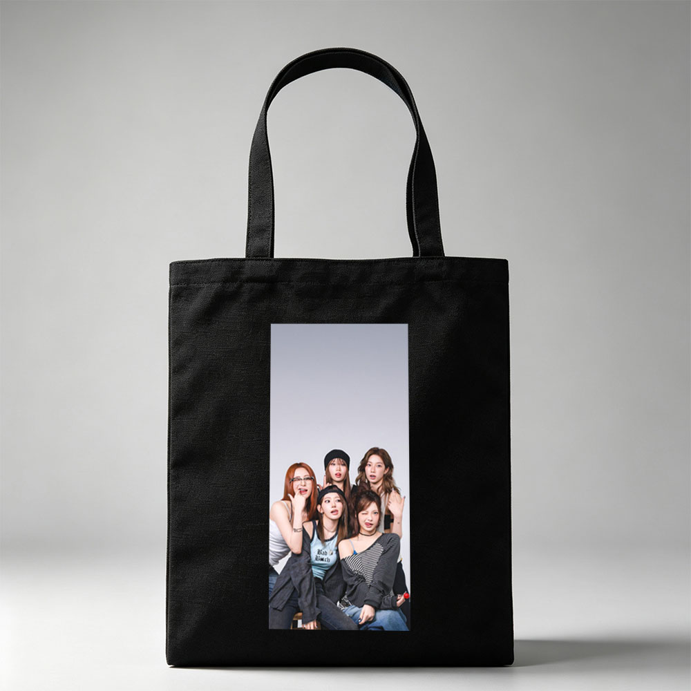 NewJeans Group Photo - Five Members Posing Together in Casual Outfits Against a Neutral Background - Canvas tote bags