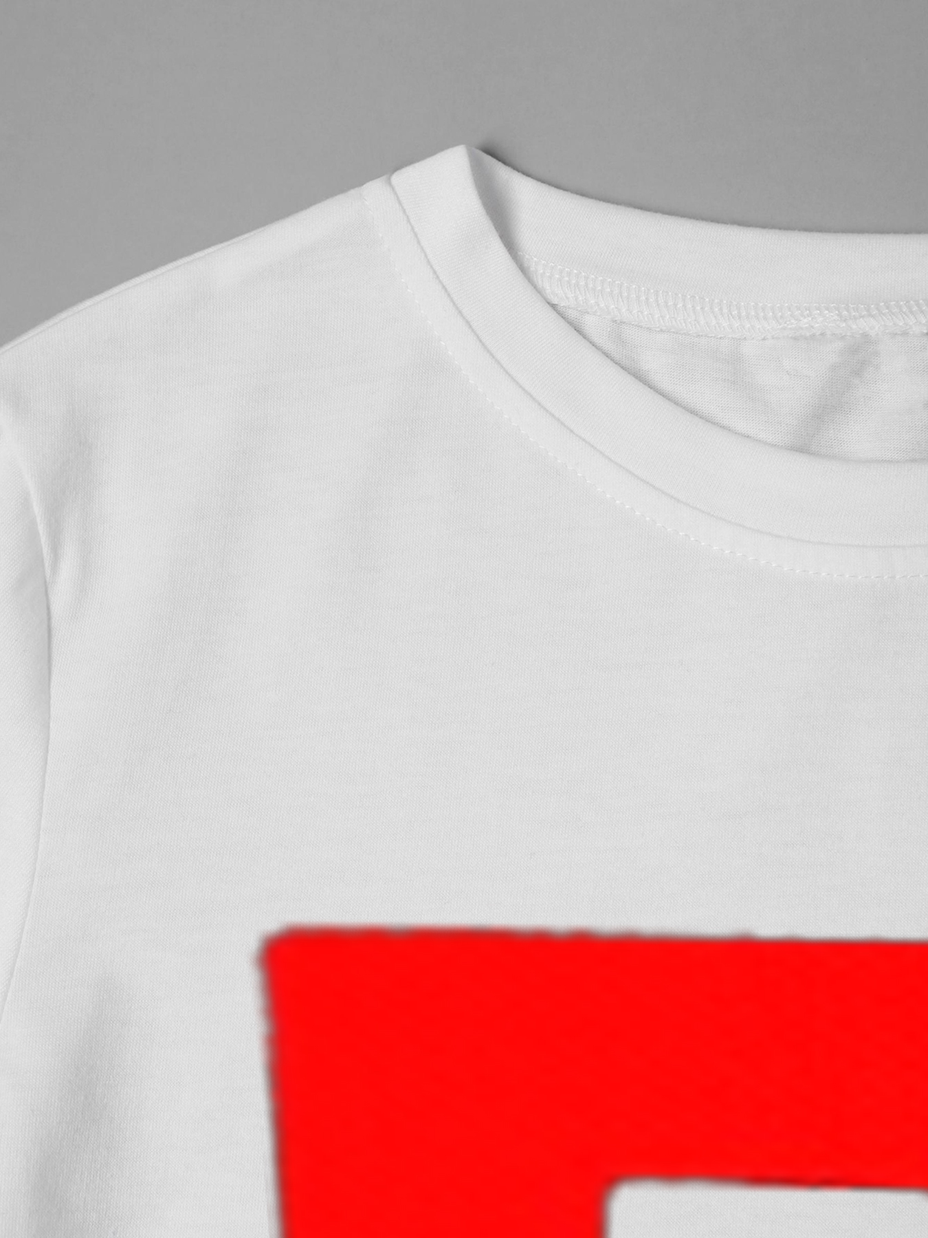 Men's Printed T-Shirt with Bold Red R Letter Design Casual Round Neck Lightweight Breathable Summer Short Sleeve T-Shirt for Everyday Wear and Outdoor Activities Adults
