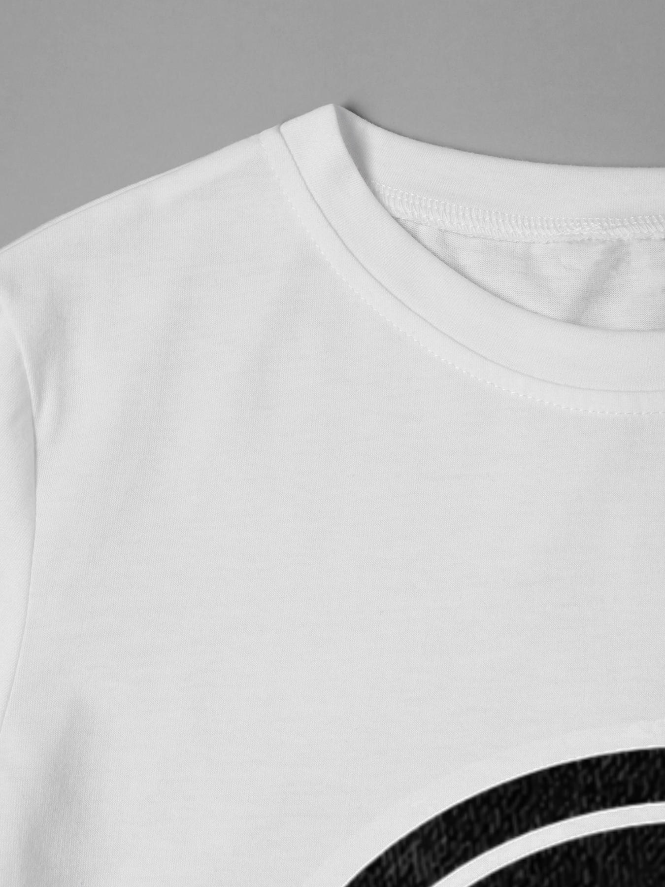 Men's Printed T-Shirt with Minimalist Heron Bird Design in Oval Frame - Casual Round Neck Lightweight Breathable Summer Short Sleeve Tee for Outdoor Activities, Nature Lovers, and Urban Streetwear Enthusiasts