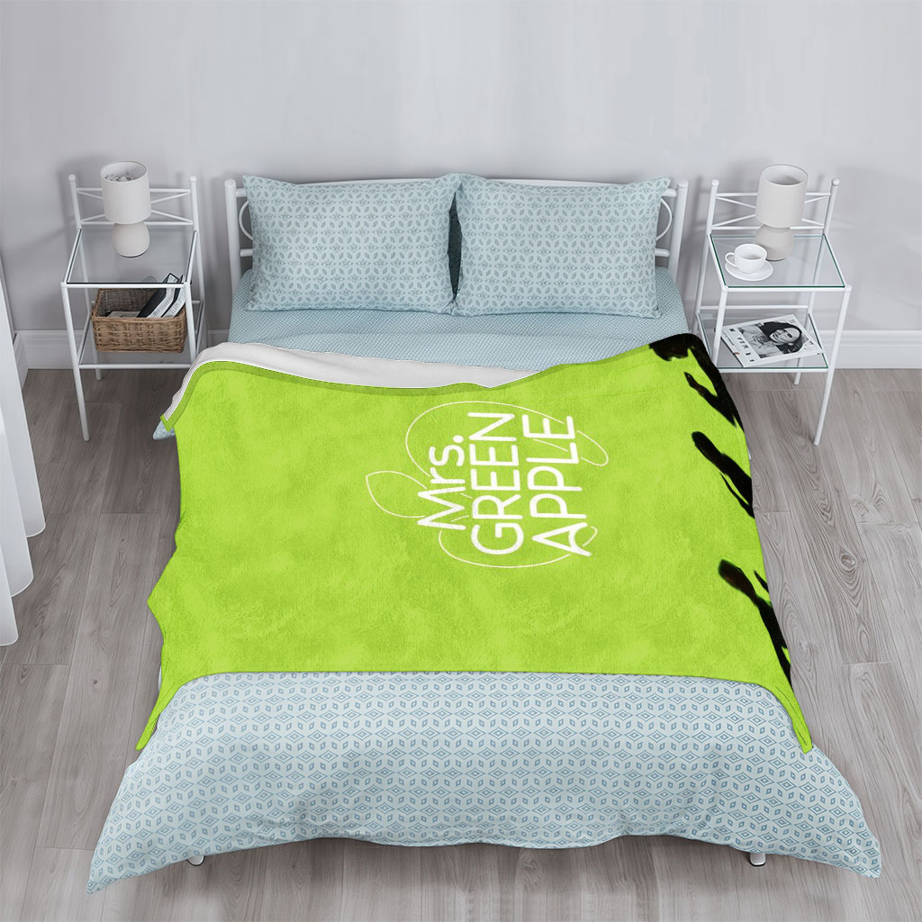 Mrs. GREEN APPLE Band Members Silhouettes Walking on Green Background - Blankets
