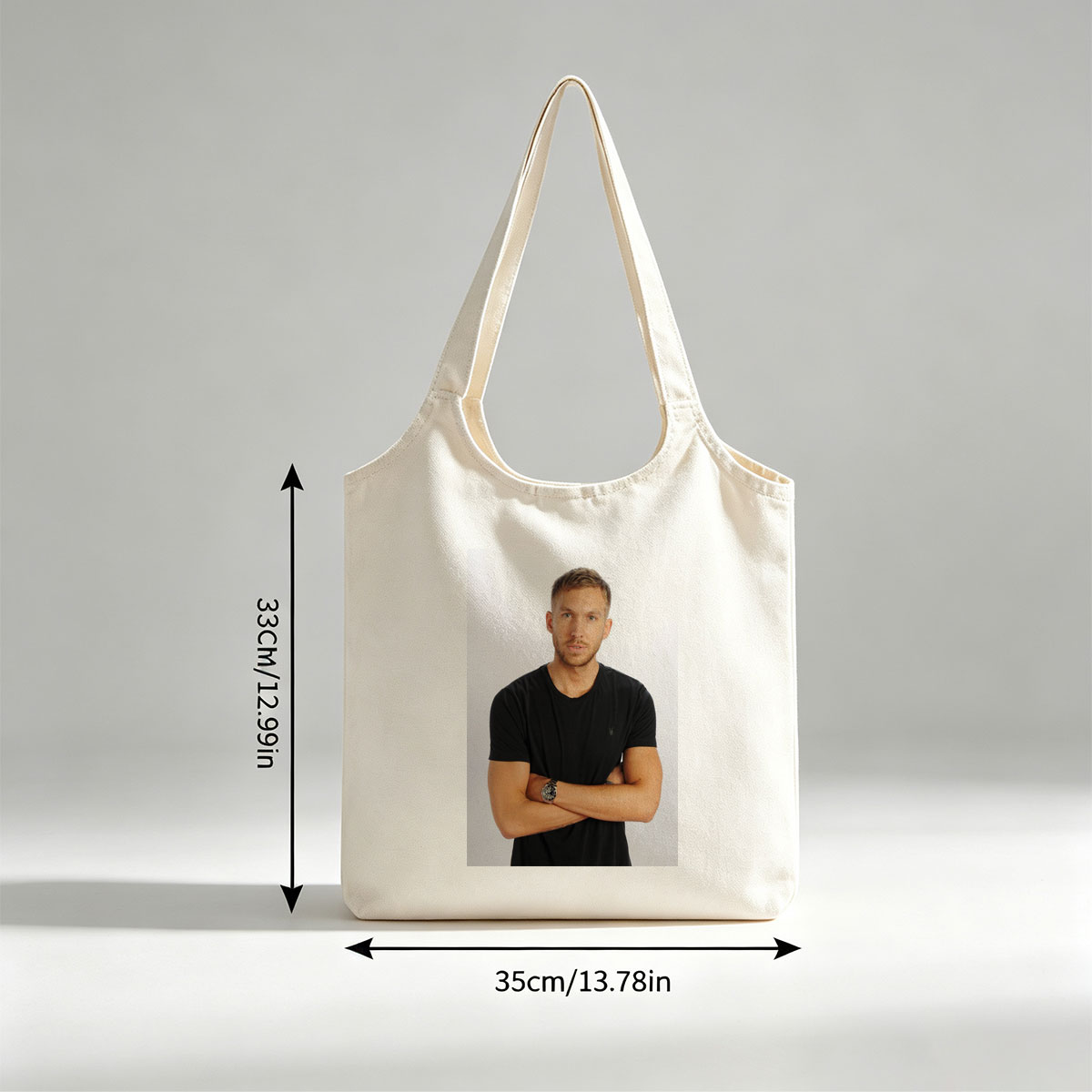 Calvin Harris Standing with Arms Crossed in Black T-Shirt Against White Background - Canvas shoulder bags/