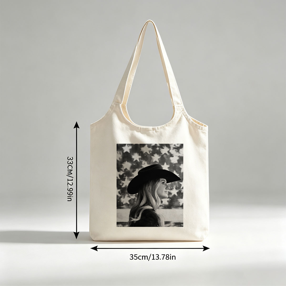 Carrie Underwood in Cowboy Hat with American Flag Background – Black and White Portrait - Canvas shoulder bags/