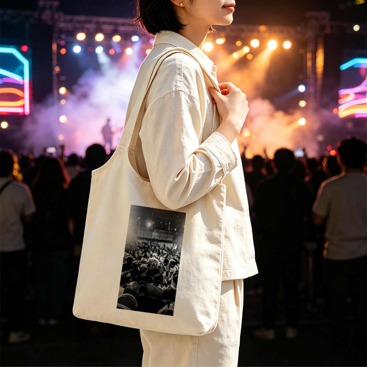 Billie Eilish Live Concert Crowd Shot in Black and White - Canvas shoulder bags/