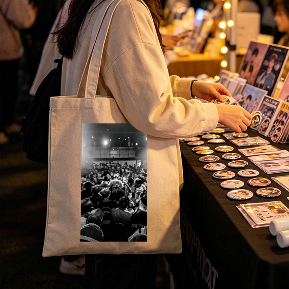 Billie Eilish Live Concert Crowd Shot in Black and White - Canvas tote bags
