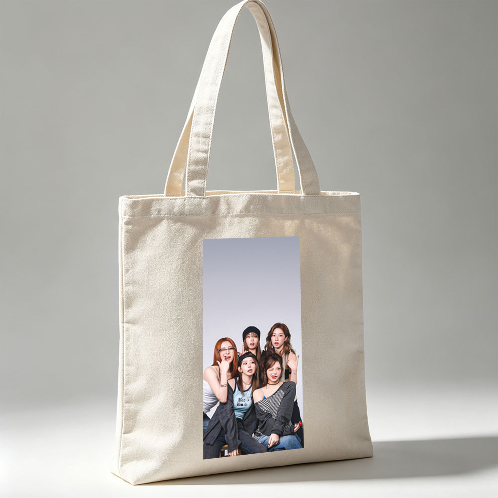 NewJeans Group Photo - Five Members Posing Together in Casual Outfits Against a Neutral Background - Canvas tote bags