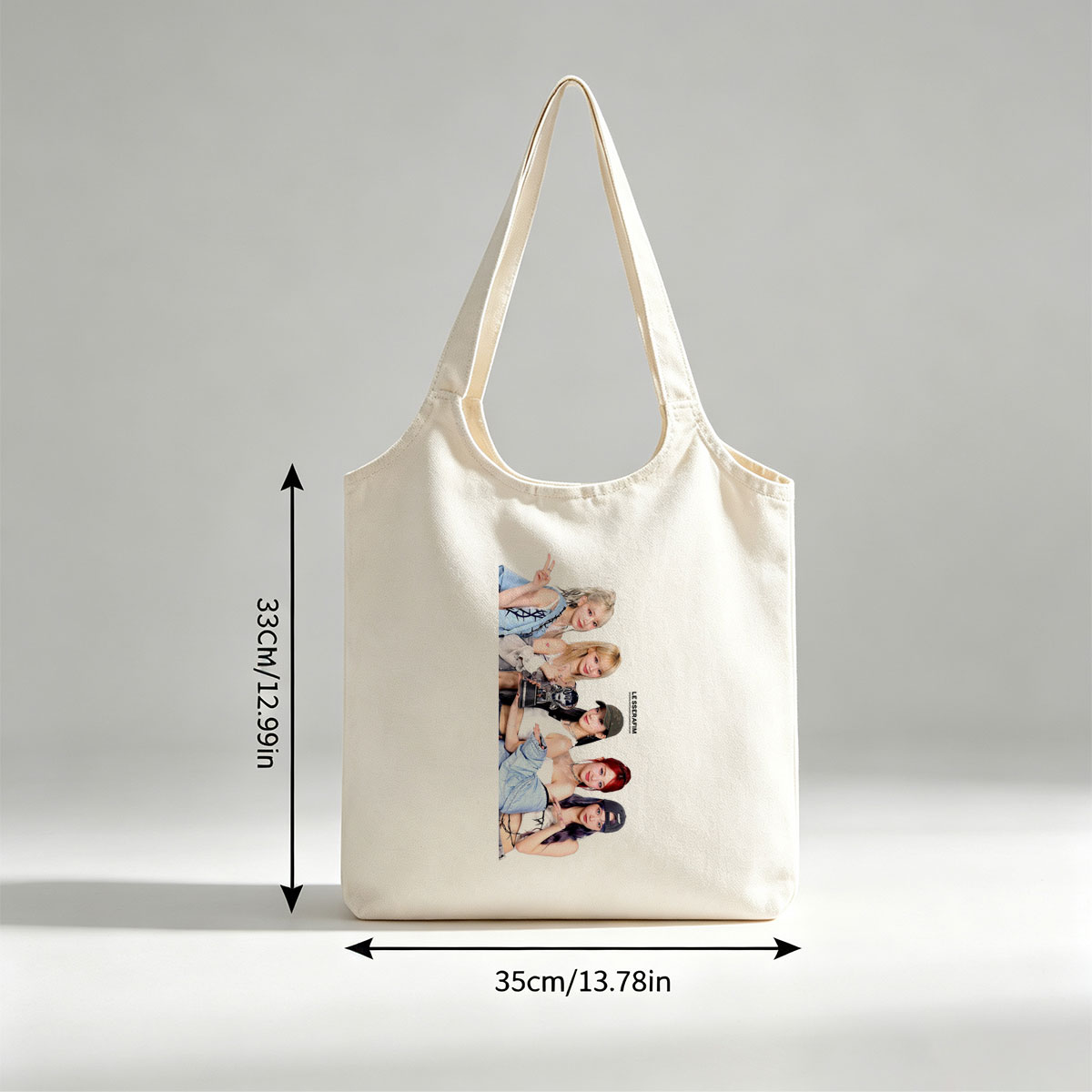 LE SSERAFIM Group Photo - Five Members Posing in Stylish Outfits with Dynamic Expressions and Accessories - Canvas shoulder bags/