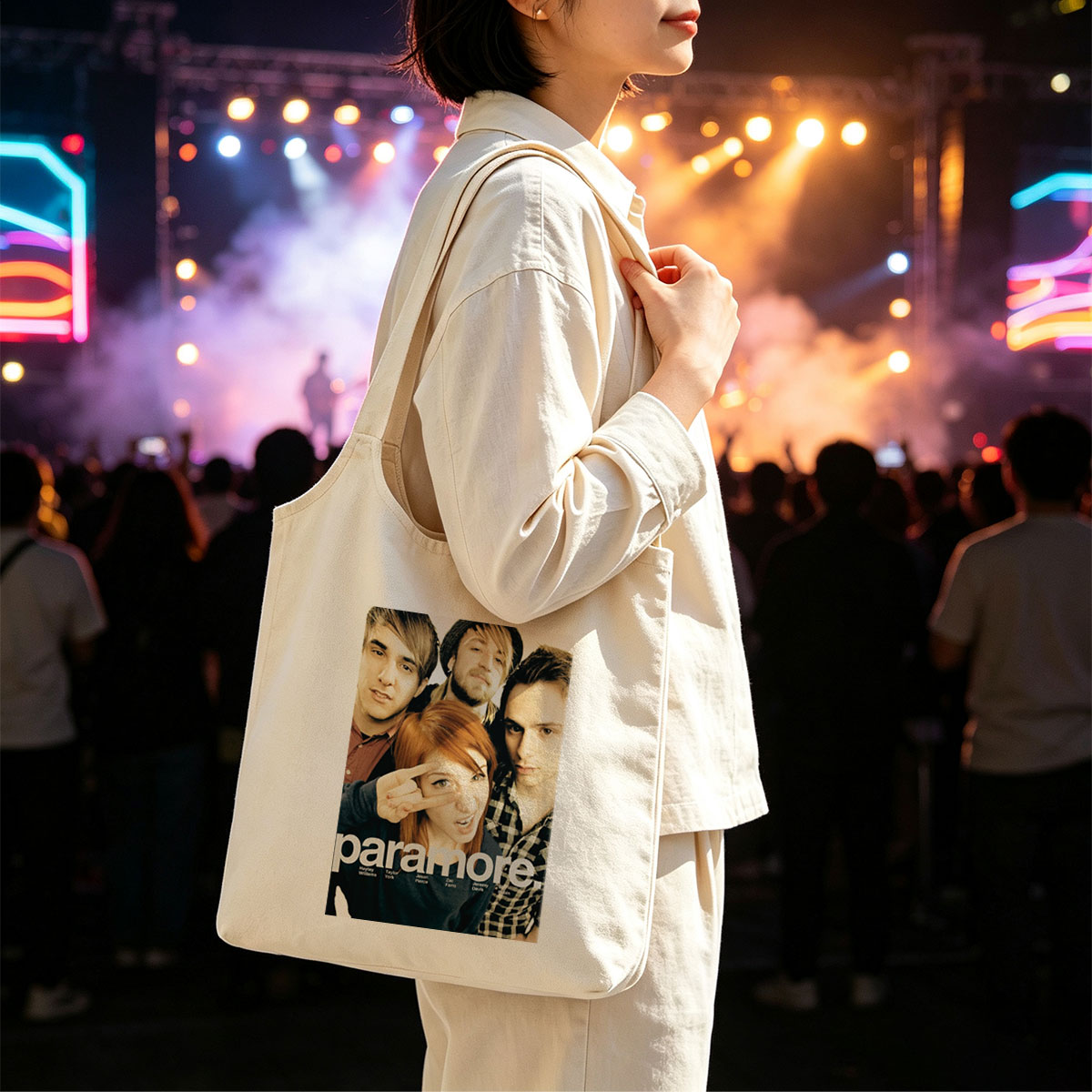 Paramore Band Members in Close-Up Group Photo with Hayley Williams Making a Peace Sign - Canvas shoulder bags/