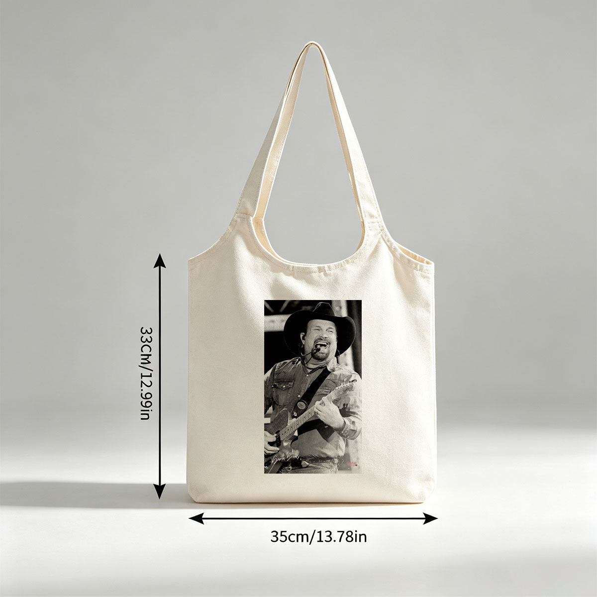 Garth Brooks Performing Live with Guitar and Cowboy Hat in Black and White Photo - Canvas shoulder bags/