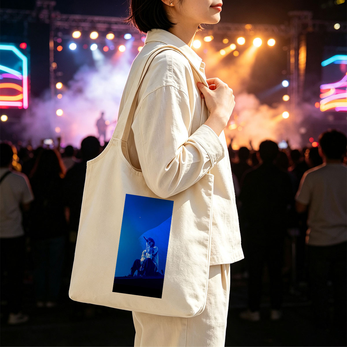 Troye Sivan Performing on Stage Under Blue Lighting - Canvas shoulder bags/