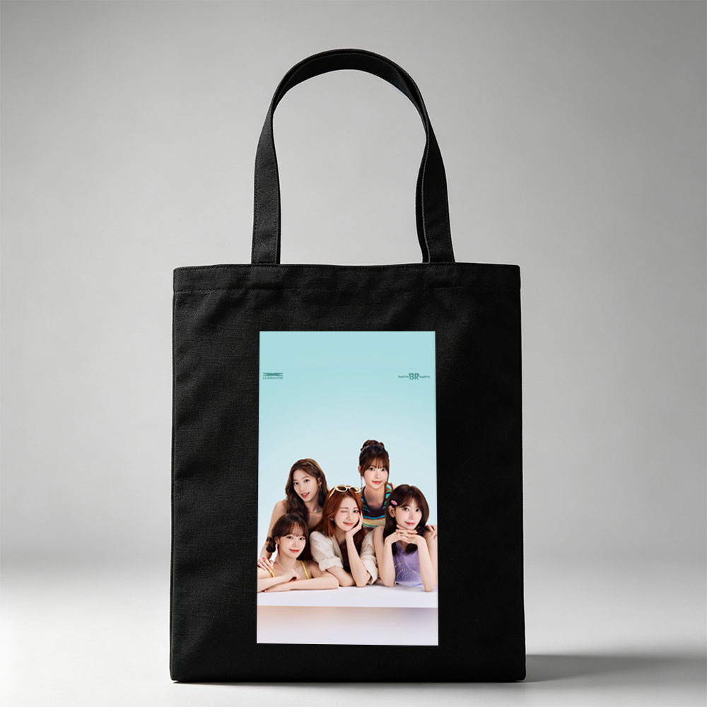 LE SSERAFIM Summer Beach Vibes Group Photo with Pastel Background and Stylish Outfits - Canvas tote bags