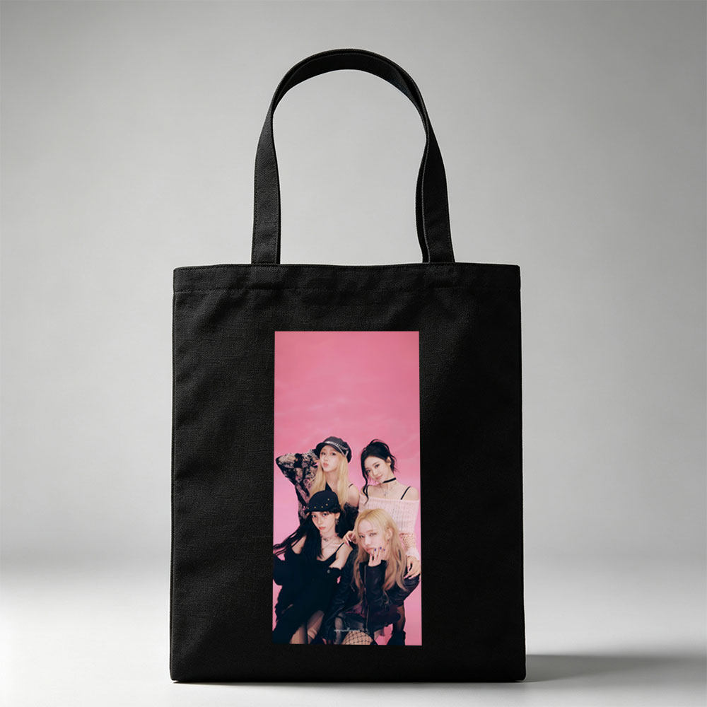 aespa Group Photo on Pink Background with Fashionable Outfits and Stylish Poses - Canvas tote bags