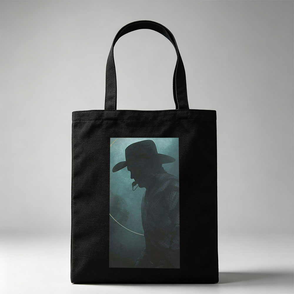 Johnny Cash in the Mist – Silhouette of a Cowboy with Hat and Pipe Against a Foggy Background - Canvas tote bags