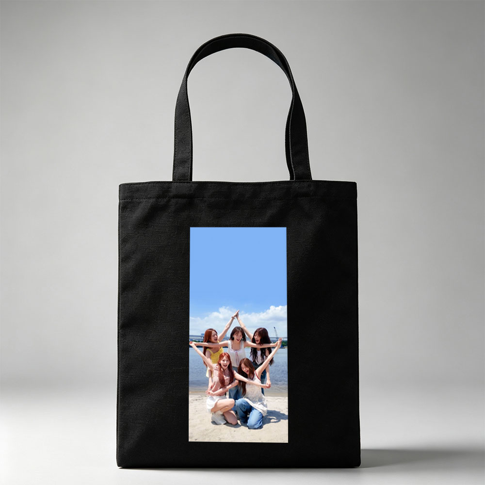 NewJeans at the Beach - Five Members Posing in a Star Shape Under Blue Sky - Canvas tote bags