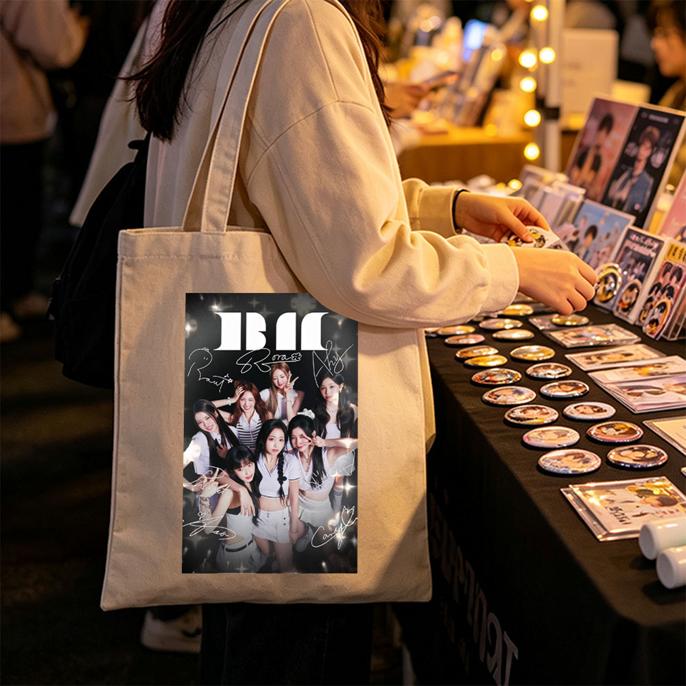 BABYMONSTER Group Photo with Members in Coordinated Outfits and Signatures on a Sparkling Background - Canvas tote bags