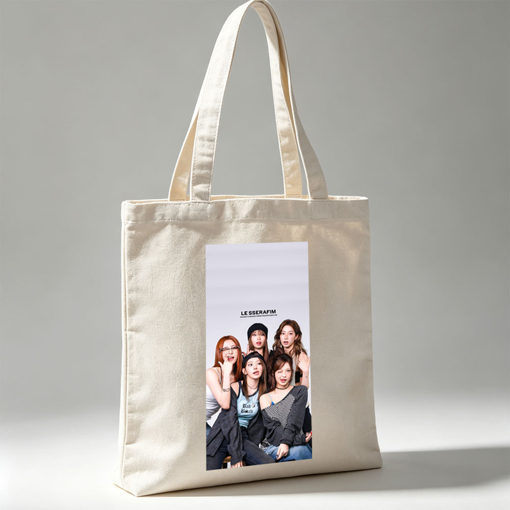 LE SSERAFIM Group Photo with Members in Casual Outfits and Playful Poses - Canvas tote bags