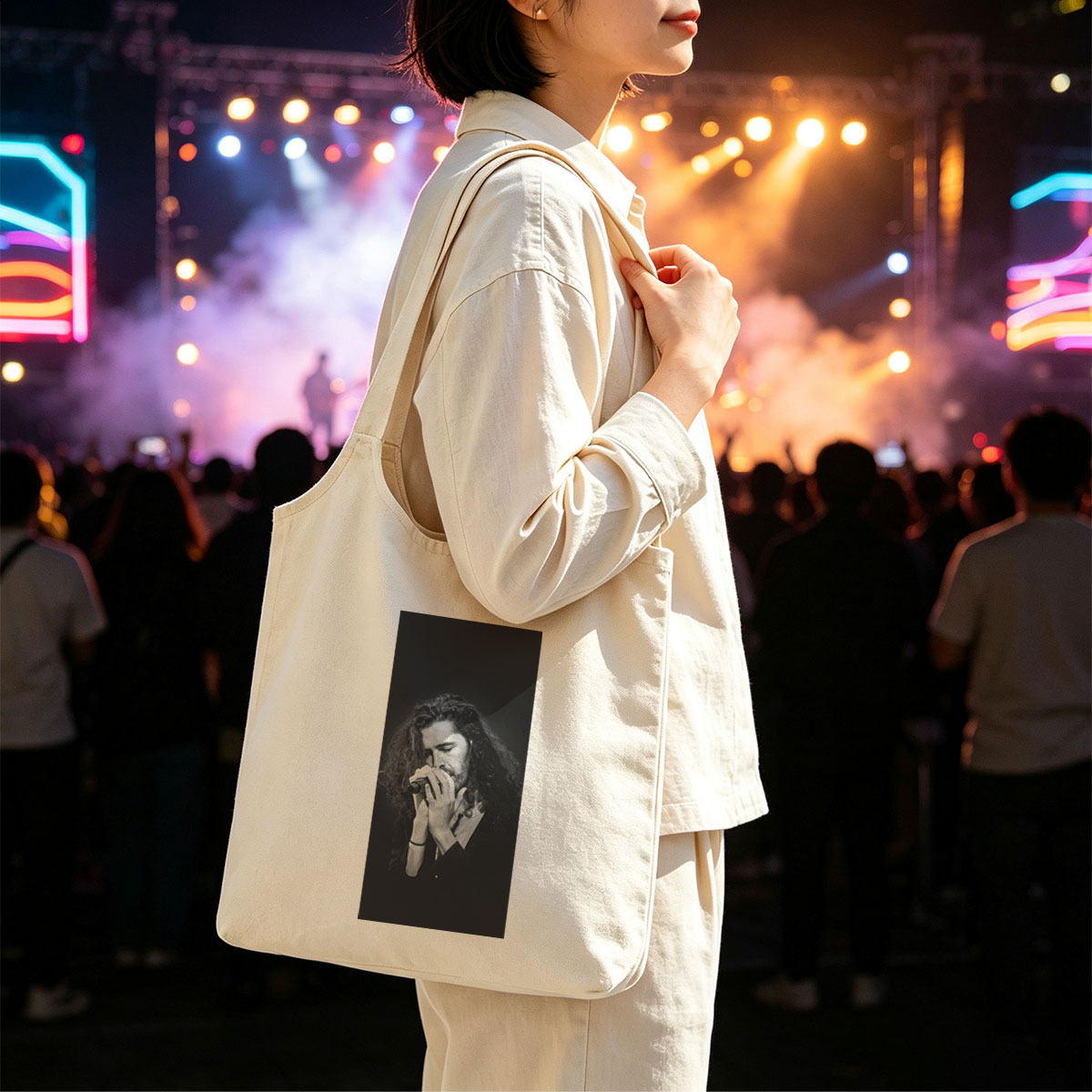 Hozier Performing on Stage Holding Microphone in Black and White - Canvas shoulder bags/